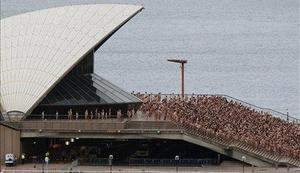 Množica nagcev pred operno hišo v Sydneyju