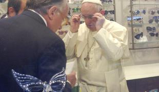 Ko se papež Frančišek odpravi po nova očala