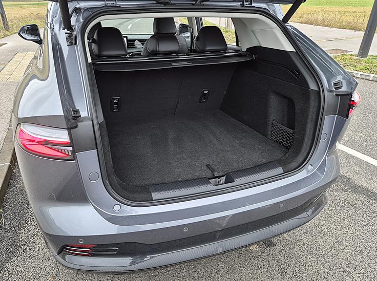 441 decimetrskih kock se v prtljažnik zloži do roloja, litrski volumen je večji (507), 1.484 litrov pa meri prek položenih naslonjal.
 | Foto: Aleš Črnivec