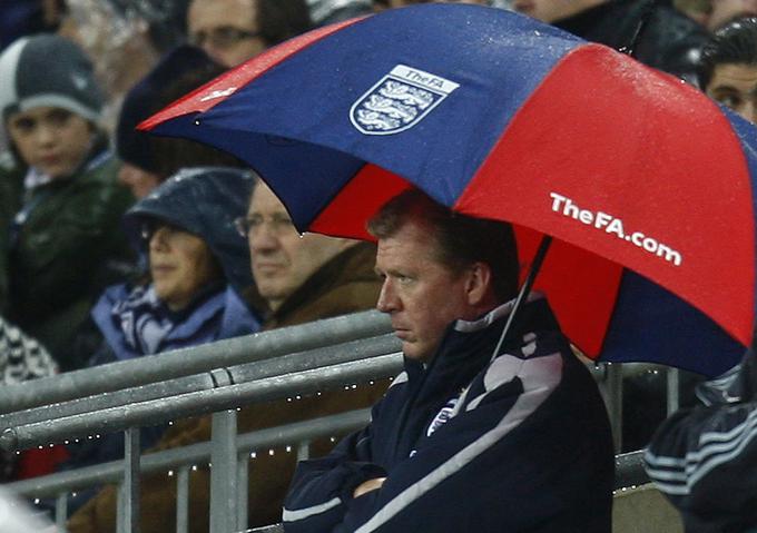 Steve McLaren je izpod dežnika nemočno opazoval dogajanje na igrišču kultnega Wembleyja. | Foto: Reuters