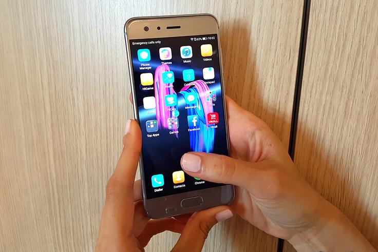Honor 9, naprava sestrske znamke kitajskega Huaweia, ima z izjemo odpornosti proti vdoru vode skoraj vse prvine in funkcije najboljših letošnjih pametnih telefonov, a je s ceno 430 evrov v prodaji brez vezave od večine cenejši za polovico ali še več. Nekdo, ki ni seznanjen z znamko Honor in njenim poslanstvom, to je uporabnikom nuditi čim bolje opremljene naprave za čim manj denarja, bi zagotovo verjel, da je Honor 9 premijski pametni telefon najvišjega cenovnega razreda. | Foto: Srdjan Cvjetović