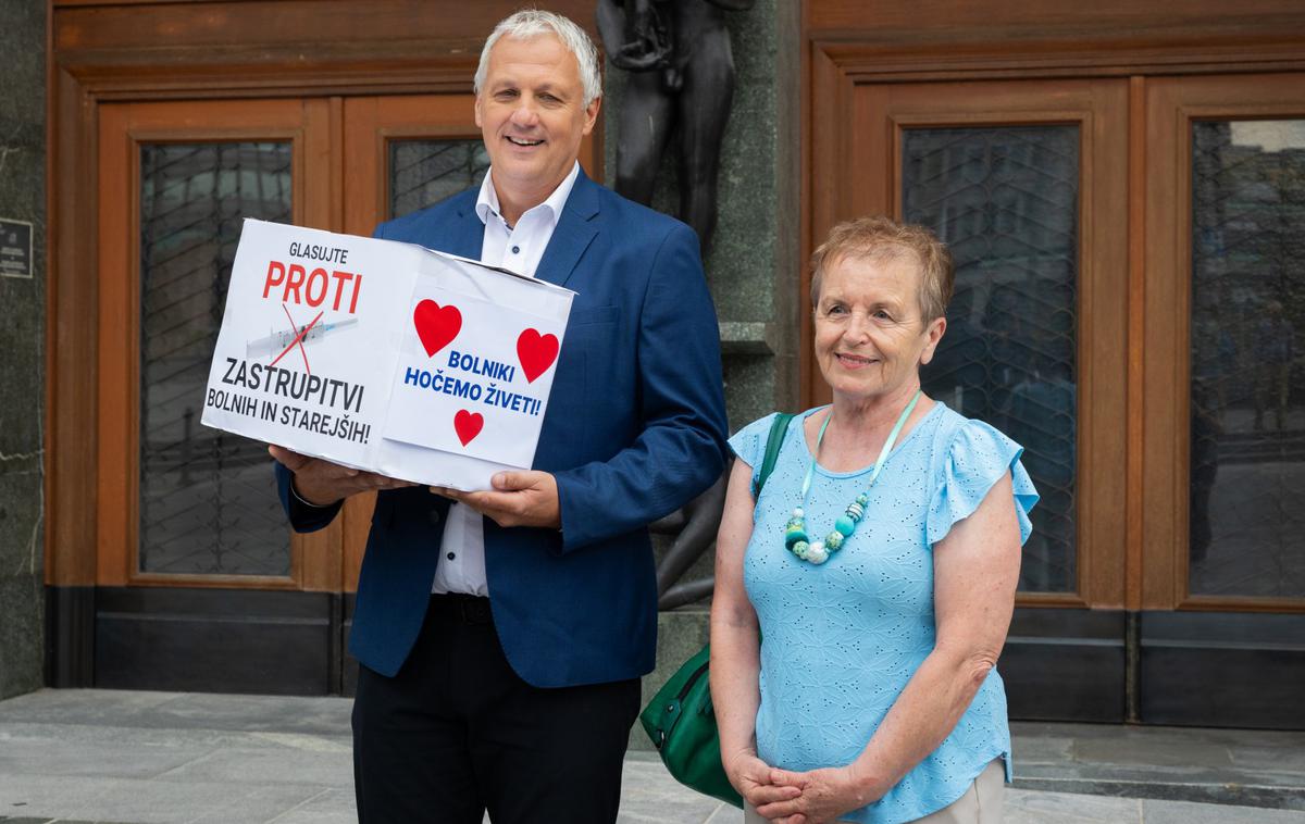Aleš Primc, Milena Miklavčič | V zvezi z lanskim posvetovalnim referendumom, ko je 54,89 odstotka volilcev glasovalo za ureditev te pravice, Aleš Primc trdi, da ni šlo za isto temo, temveč za dve popolnoma različni stvari ter različni pravni in ustavni podlagi. "Takrat nismo imeli grozljivega zakona, o katerem bi odločali, takrat se je govorilo na splošno," je dejal. Nasprotniki zakona so prepričani, da želi vlada z zakonom o pomoči pri prostovoljnem končanju življenja zmanjšati število bolnikov.  | Foto STA