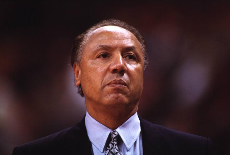 V 88. letu starosti je 9. novembra 2025 umrl Lenny Wilkens. Legendarni Američan je pustil ogromen pečat v ligi NBA kot igralec in trener. Je eden izmed le petih košarkarjev na svetu, ki so bili vsaj dvakrat izbrani v Hišo slavnih. Vodil je kar 2.487 tekem, največ v zgodovini lige NBA. | Foto: Guliverimage