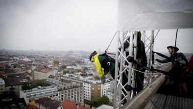 Sprehod s 13. nadstropja dunajskega hotela po zunanji steni (foto)