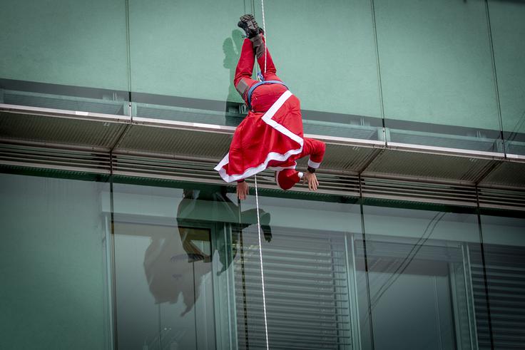 Tradicionalni spust božičkov s strehe Pediatrične klinike Tradicionalni spust božičkov s strehe Pediatrične klinike | Foto: Ana Kovač