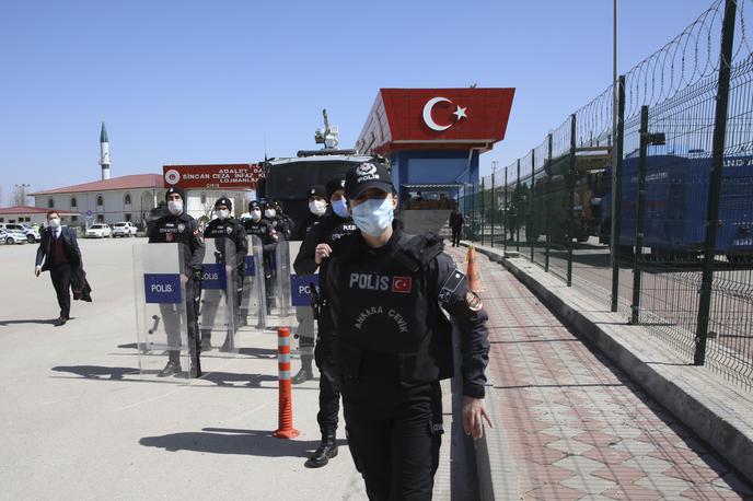 Ankara | Sodišče v Ankari je danes zaradi njihove vodilne vloge v neuspelem poskusu državnega udara v Turčiji leta 2016 na dosmrtni zapor obsodilo 22 nekdanjih pripadnikov vojske. | Foto Guliverimage
