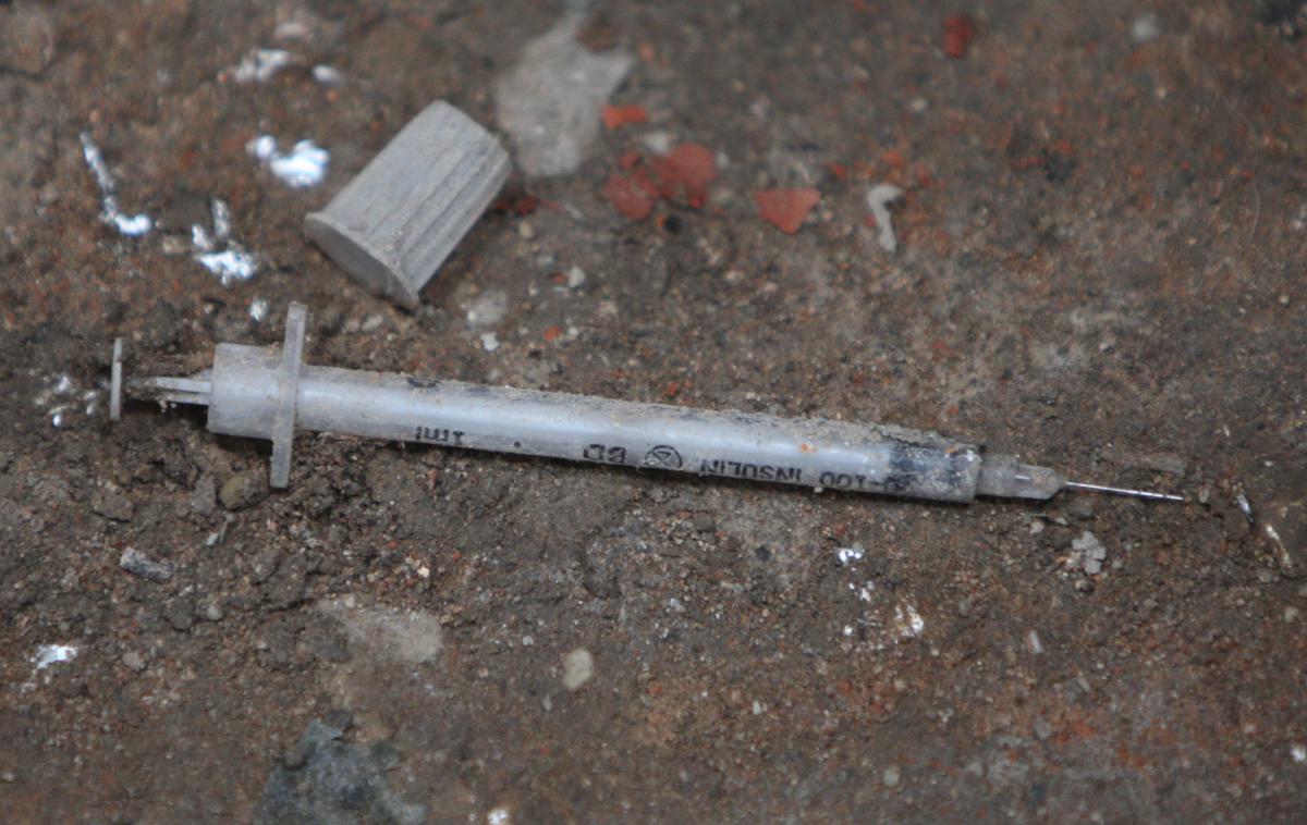 igla, narkoman, injekcija | Policisti osumljenca za rop še iščejo.  | Foto TIna Deu