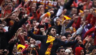 VIDEO: Kaos v Carigradu, Man Utd reševal solzivec