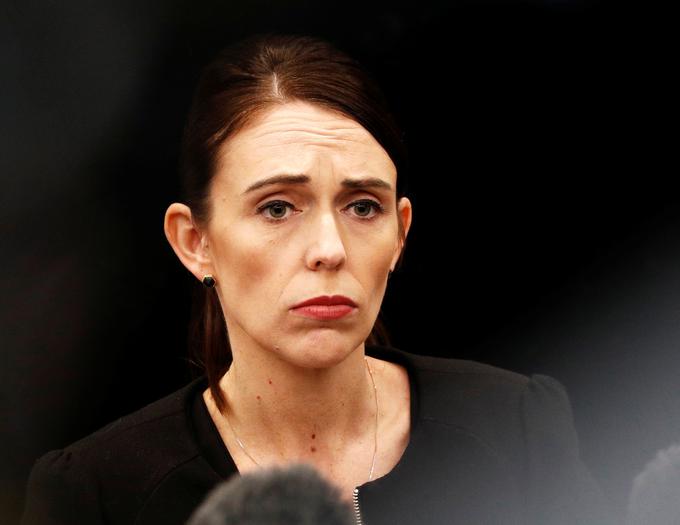 Novozelandska premierka Jacinda Ardern ne more doumeti, kako je lahko napadalec orožje, ki lahko povzroči tako veliko smrti, v državi pridobil zakonito. | Foto: Reuters