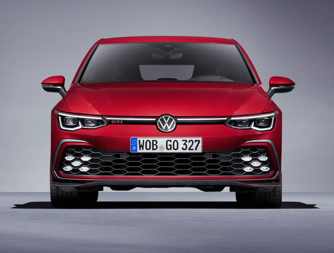 Vizualne spremembe so manjše, od običajnega golfa pa se GTI razlikuje tudi po malenkost nižjem vzmetenju. | Foto: Volkswagen