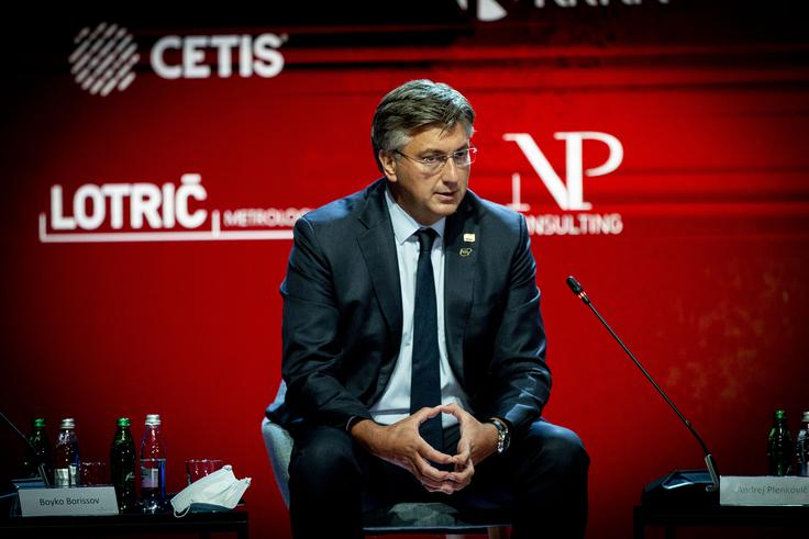 Plenković je izrazil prepričanje, da bodo pristojne varnostne in pravosodne službe podrobno preiskale vse okoliščine, zaradi katerih se je mlad človek, ki se je rodil leta 1998, odločil storiti takšen zločin. | Foto: Ana Kovač