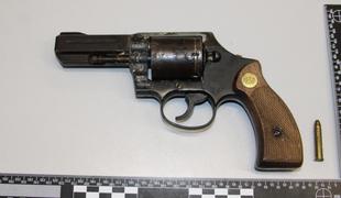28-letniku med hišno preiskavo zasegli revolver, dovoljenja zanj ni imel