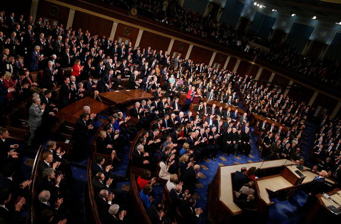Ameriški kongres je za pomoč Američanom in gospodarstvu potrdil skoraj tri tisoč milijard dolarjev pomoči. | Foto: Reuters