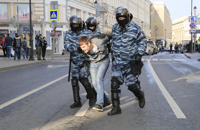 Policija je na prejšnjih dveh protivladnih protestih, ki sta prav tako potekala v soboto, aretirala več kot 1.600 ljudi. Po protestih prejšnji konec tedna so se pojavile kritike zaradi nasilnosti policije do protestnikov. | Foto: Reuters