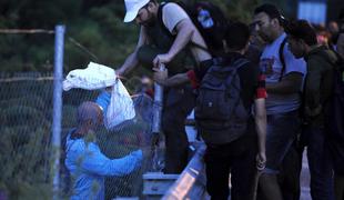 Migranti na madžarsko-srbski meji prerezali ograjo