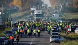 Množični protesti v Franciji zahtevali smrtno žrtev