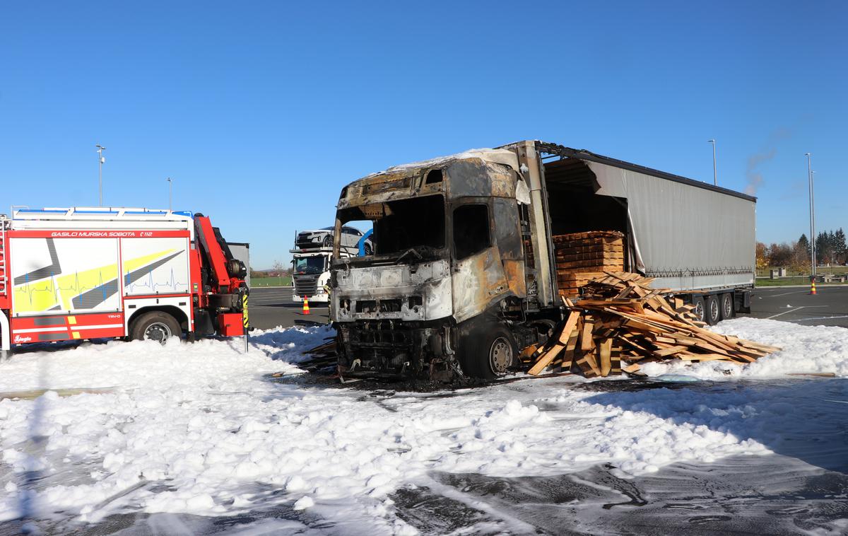 Požar na tovornem vozilu na avtocestnem počivališču v Murski Soboti | Foto PU Murska Sobota