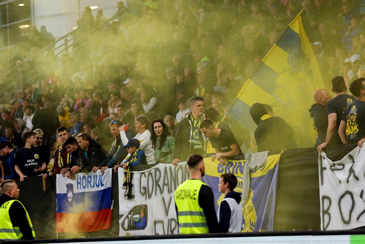 Navijači obeh ekip so poskrbeli za dobro vzdušje in športno navijanje, v Celju se jih je zbralo okrog 4000. | Foto: Filip Barbalić/www.alesfevzer.com