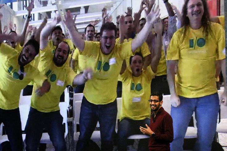 Pichai je pri Googlovih zaposlenih zelo priljubljen, ker mu je bolj mar za izdelke in storitve kot pa za lastno uspešnost, je pred časom poročal medij Business Insider (klik na fotografijo). Še posebej velik ugled pa Pichai uživa v rodni Indiji, saj predstavlja poosebljeno zgodbo o uspehu, o kakršnem sanja marsikateri mlad Indijec. | Foto: Reuters
