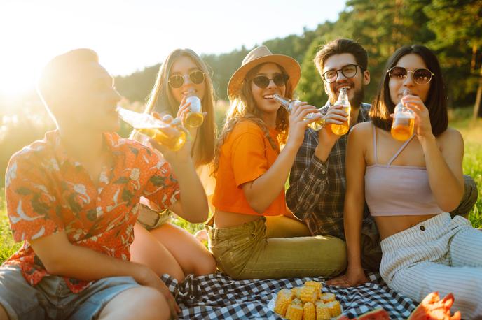 prijatelji, mladi poletje | Foto Shutterstock