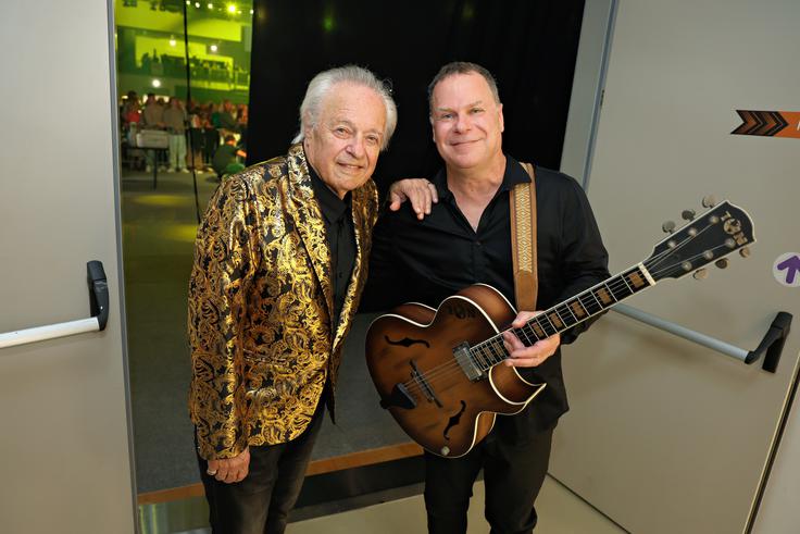 Legendarni Alfi Nipič ob boku glasbenega kolega Mikea Orešarja. | Foto: Mediaspeed