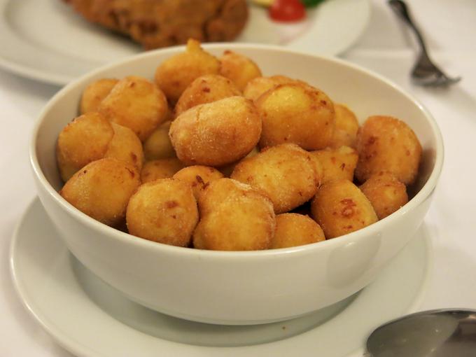 Niso krompirjevi kroketi, ampak ocvrti krompirjevi njoki - ki jih ne moreš nehati jesti. | Foto: Miha First