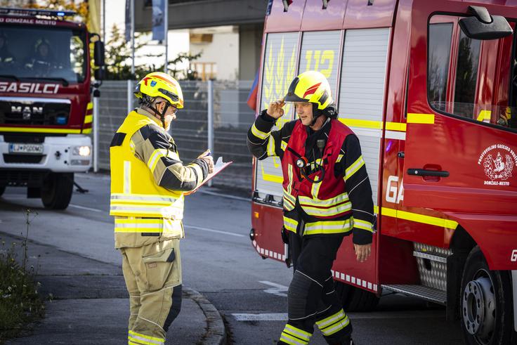 Gasilska vaja CZR Domžale, Helios Manj kot pet minut po 13. uri so gasilska vozila odšla na intervencijo. Vodja intervencije je na vhodu v podjetje Helios sprejemal gasilce in usmerjal vozila posameznih gasilskih društev.  | Foto: Bojan Puhek