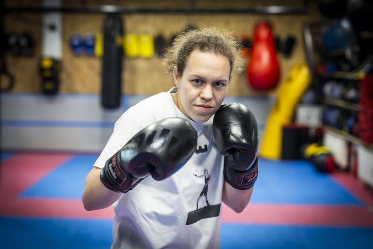 "Profesionalni boks je dolga razdalja, ne moreš deset rund vztrajati pri eni taktiki. Če je ne bo prebrala nasprotnica, jo bo pa njen kot in ji povedal, kako se prilagoditi." | Foto: Bojan Puhek