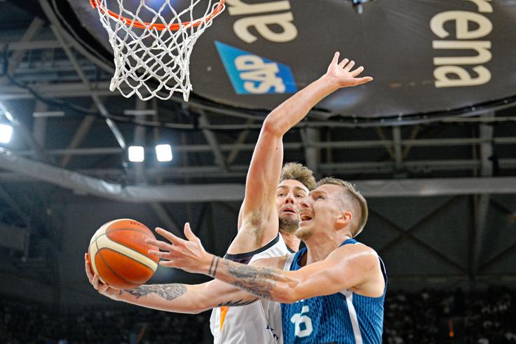 Gregor Hrovat je dal v prvem polčasu osem točk. | Foto: Guliverimage