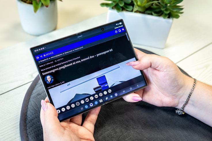Pregibni telefoni so zaradi dveh zaslonov, tečaja in zahtevnejše notranje zgradbe nagnjeni k večji masi, a Samsung Galaxy Z Fold8 temu več kot uspešno kljubuje, saj je najlažji fold do zdaj. | Foto: Bojan Puhek