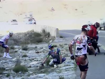 Strašljiv padec na spustu, na katerem hitrosti presegajo 100 km/h #video