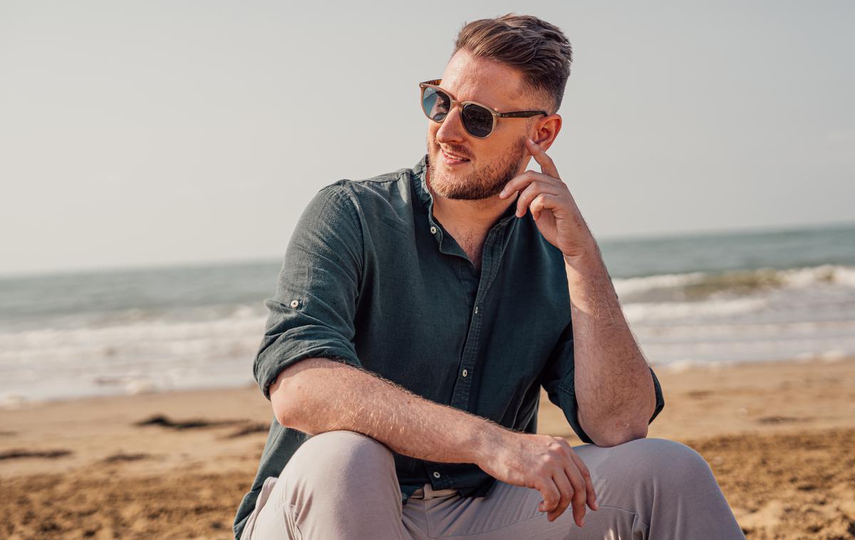Gregor Ravnik, pevec, Slika z morja | Gregorja Ravnika čakata pestro poletje in jesen, saj bo takrat predstavil tudi svoj drugi album. S Sliko z morja pa je uradno tudi začel poletje. | Foto Friends Production