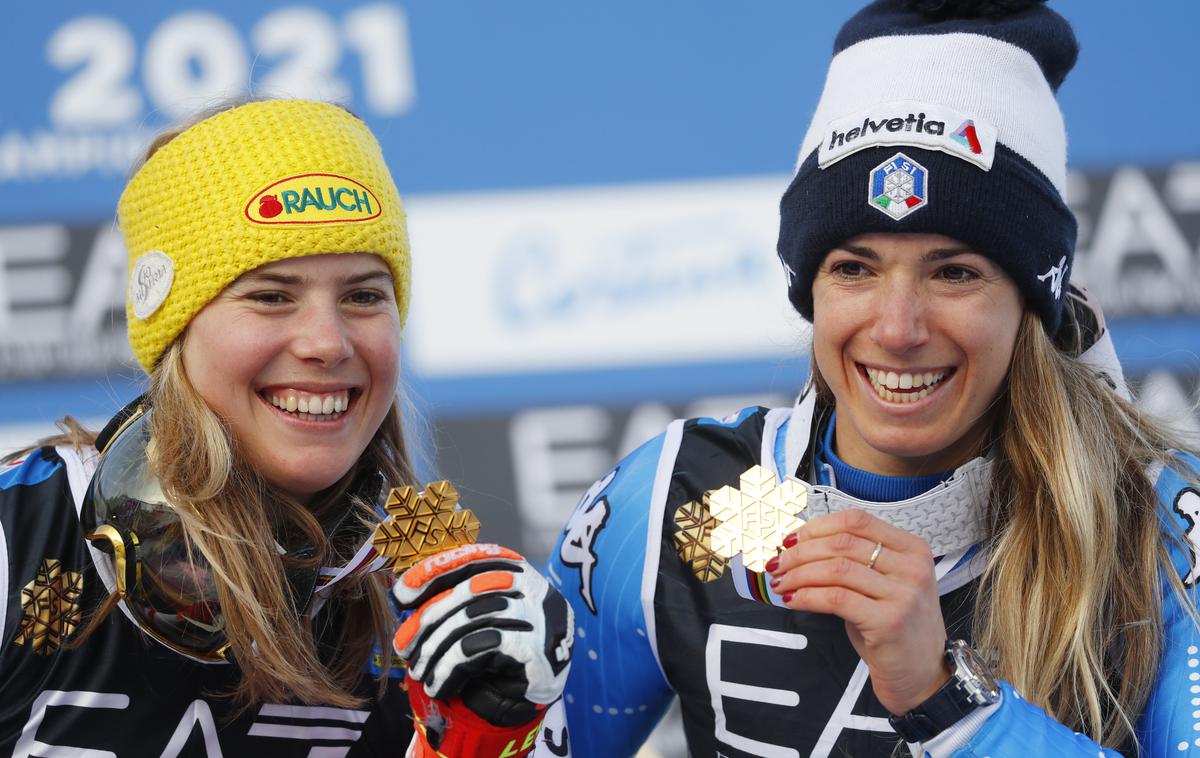 Liensberger in Bassino | Marta Bassino in Katharina Liensberger sta po izenačenju prvi svetovni prvakinji v veleslalomu. | Foto Reuters