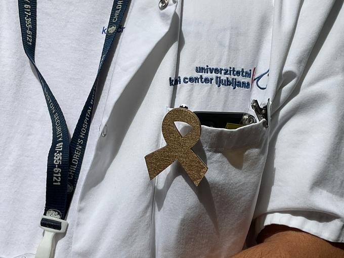 Zlata pentlja je mednarodni znak ozaveščanja o otroškem raku. | Foto: Gold Ribbon Slovenija