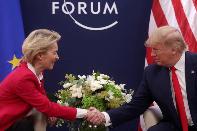 Donald Trump in Ursula von der Leyen leta 2020 | Ameriški predsednik Donald Trump je v nedeljo po pogovoru s predsednico Evropske komisije Ursule von der Leyen na svojem družbenem omrežju Truth Social objavil, da bo uvedbo 50-odstotnih carin na uvoz iz EU preložil s 1. junija na 9. julij. | Foto Reuters