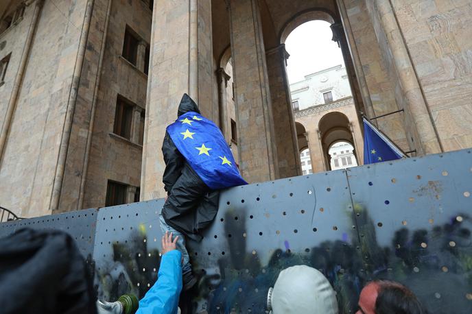 Protestniki pred gruzijskim parlamentom v Tbilisiju | Protestniki menijo, da je zakon sredstvo politične represije in je v nasprotju z dolgoletnim ciljem Gruzije, da se pridruži EU. | Foto Reuters