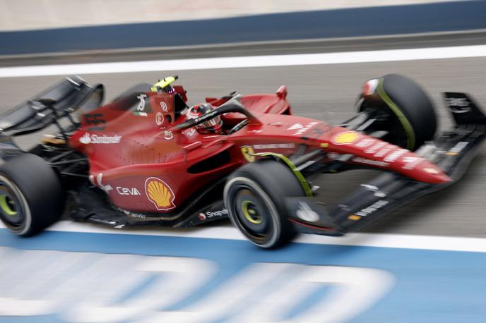 testiranja F1 Bahrajn | Carlos Saint ml. je bil v petek najhitrejši, a pravi, da Mercedes skriva pravo formo. | Foto Reuters