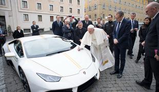 Papež podpisal Lamborghinijevo uspešnico #foto