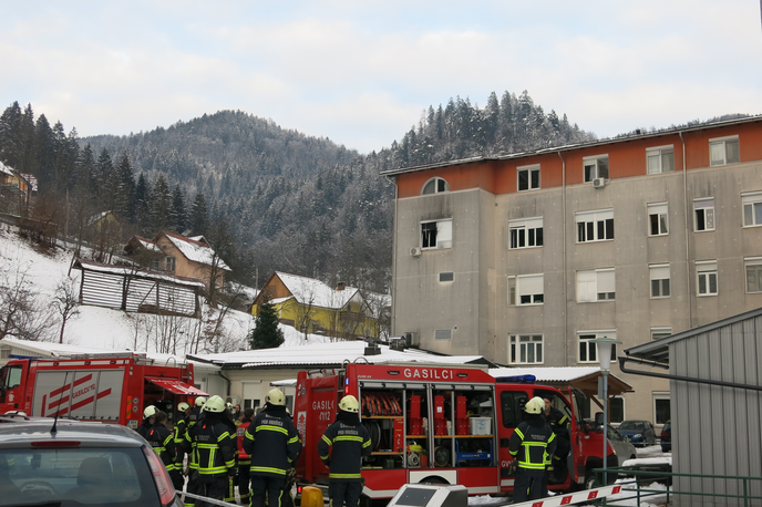 požar Jesenice, bolnišnica | V požaru so umrle tri osebe, materialna škoda pa znaša 180 tisoč evrov. | Foto STA