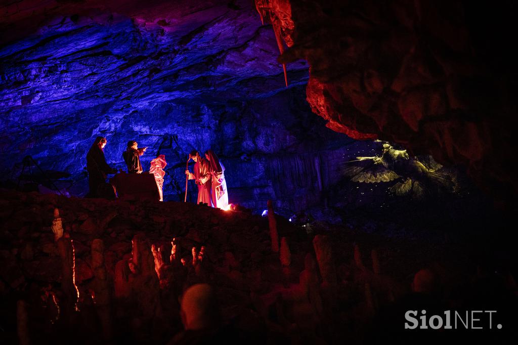 Žive jaslice v Postojnski jami