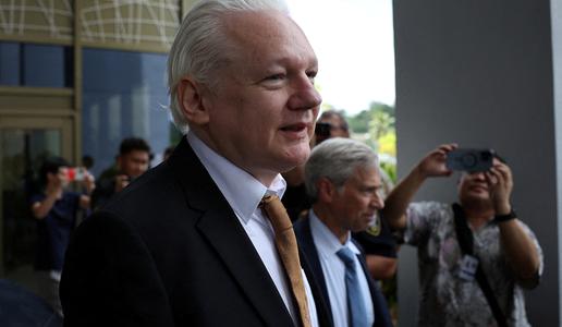 Julian Assange pred ameriškim sodiščem priznal krivdo in odpotoval domov