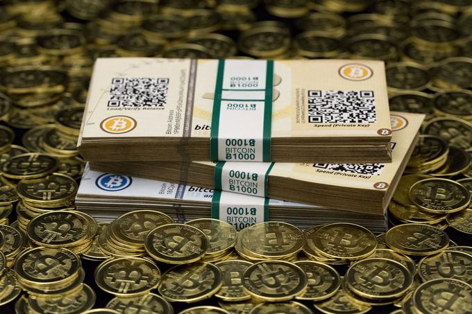 Danes je v obtoku 16,68 milijona bitcoinov, kar pomeni, da je Nakamoto lastnik skoraj šestih odstotkov vseh bitcoinov.  | Foto: Reuters