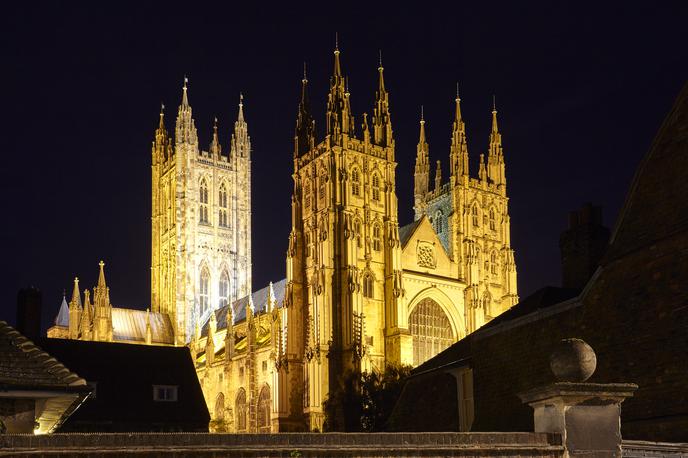 Canterburyjska stolnica | V četrtek in petek so v stolnici organizirali dve zabavi, na katerih so predvajali hite iz 90. let prejšnjega stoletja. | Foto Shutterstock