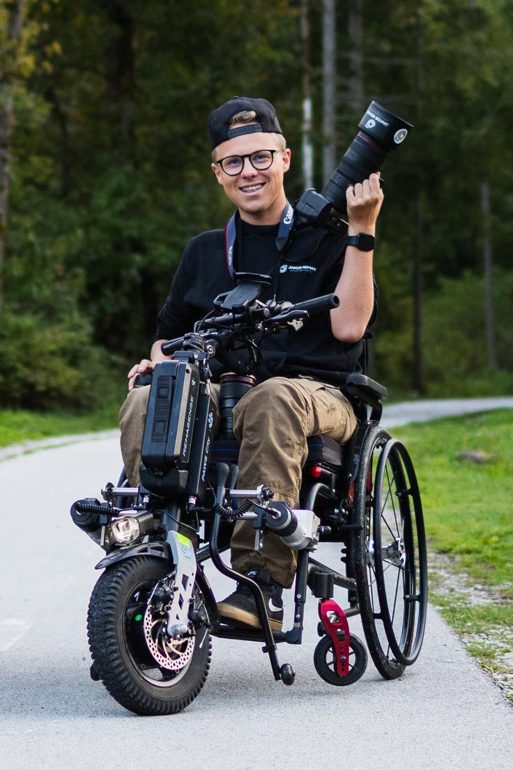 Študent Jakob Remar se udejstvuje kot fotograf in videoustvarjalec ter poudarja: "Ker s SMA živim že od otroštva, je del mojega vsakdana, ni pa moja celotna identiteta. Večino dneva sploh ne razmišljam, da sem drugačen, bolezen opazim ob fizičnih ovirah." | Foto: Osebni arhiv