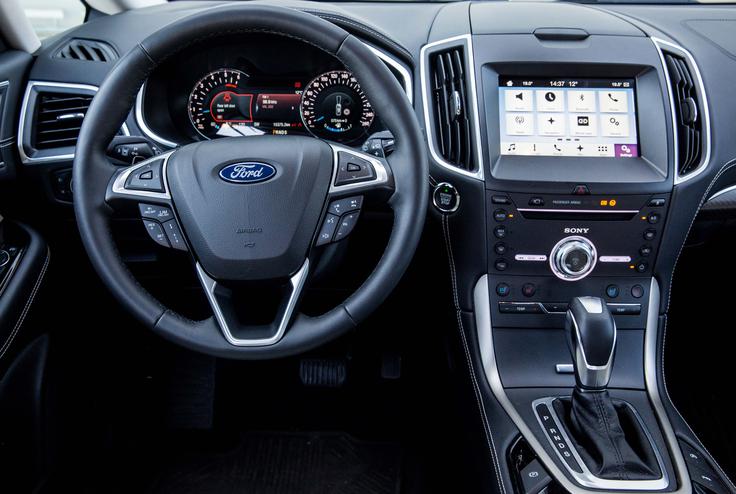Ford S-max 2.0 TDCi vignale vs. Ford mondeo karavan 2.0 TDCI AWD titanium Pri S-maxu lahko voznik namesto radarskega tempomata prek zaslona izbere običajnega. Zadeva je smiselna, kadar radarski tempomat ne bi deloval, ker bi bilo tipalo zaradi umazanije ali snega prekrito. V tem primeru se med merilniki prikaže opozorilo o nedelovanju radarja, voznik pa lahko izbere običajni, mehansko delujoči tempomat. | Foto: Vid Ponikvar