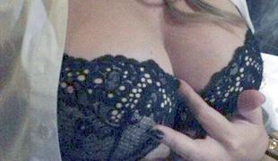 Razvratna Mariah Carey razkazuje prsi na Twitterju