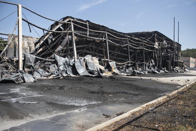 Požar v podjetju Fragmat, Podskrajnik pri Rakeku | Škoda v podjetju Fragmat se bo verjetno merila v več devet milijonih evrov. | Foto STA