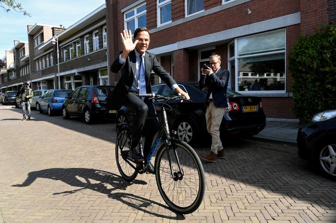 Mark Rutte | Primer kolesarja je tudi nizozemski premier Mark Rutte. Po njegovih besedah sicer dolgo ni kolesaril, v zadnjih dveh letih pa se s kolesom ob lepem vremenu redno pelje v službo. | Foto Reuters