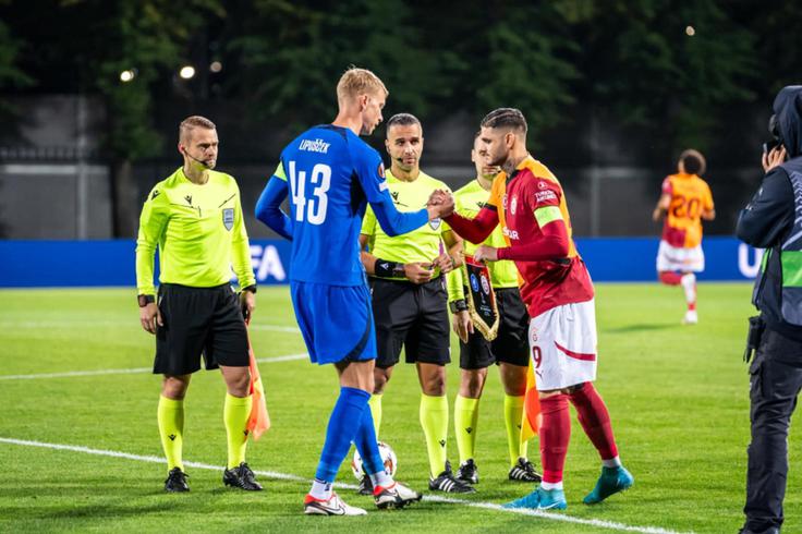 RFS je lani v evropski ligi doma presenetil Galatasaray (2:2) in osvojil dragoceno točko. Tako sta se pred tekmo rokovala kapetana Žiga Lipušček in sloviti Mauro Icardi. | Foto: Osebni arhiv