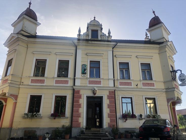 Rojstna hiša Jožeta Karlovška stoji nasproti cerkve sv. Marjete v Šmarjeti. Današnjo veliko sodobno hišo v baročnem stilu je sezidal Karlovškov oče. V hiši sta nekdaj delovali tudi gostilna in trgovina ter prenočišča za goste.  | Foto: 